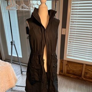 Athleta Black Vest Sleek Design